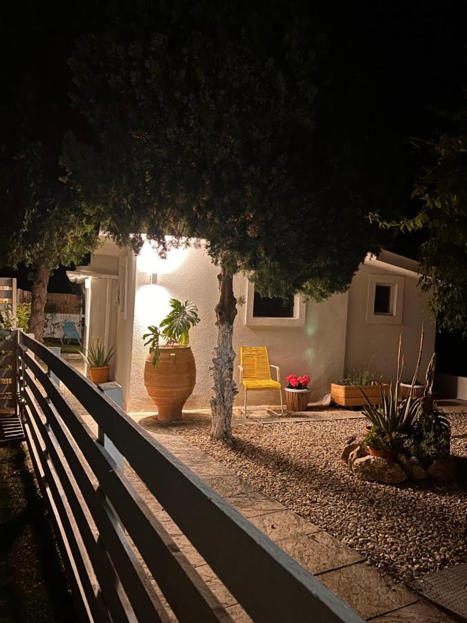 Under The Vine Garden House Platanion