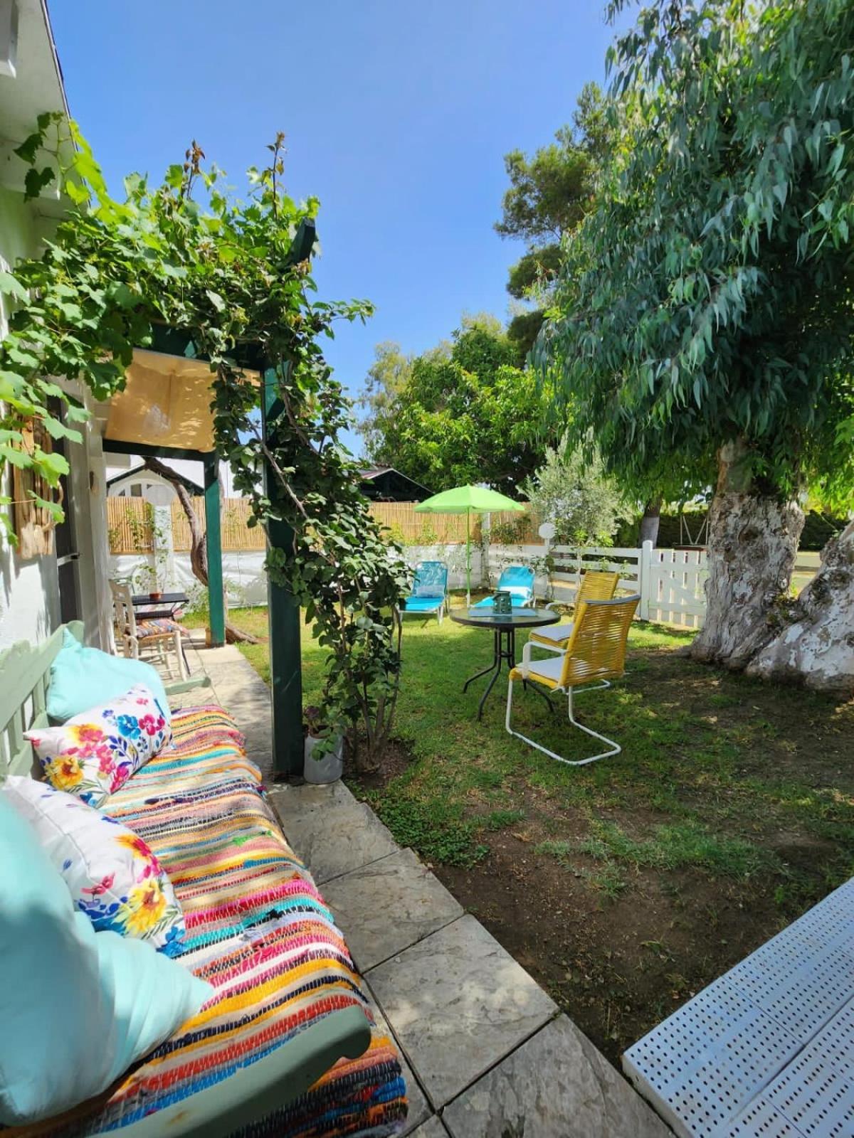 Under The Vine Garden House דירה Platánion